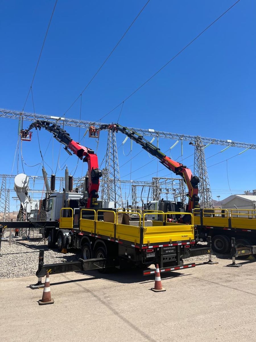 Dos camiones pluma con canastillo trabajando en subestación eléctrica