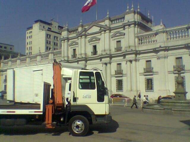 Primer camión pluma Ford Cargo 915 frente al Palacio de La Moneda, 2007
