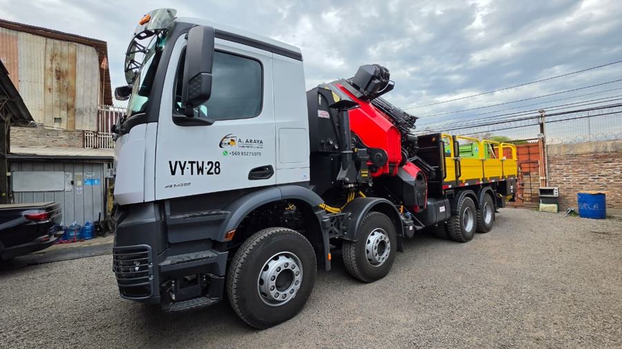 Camión pluma Palfinger PK 1050 TEC sobre Mercedes-Benz Arocs 8x4