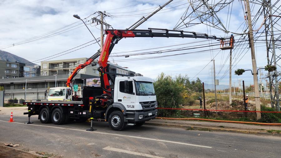 Pluma extendida sobre líneas eléctricas